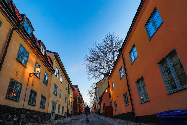 Estocolmo Suecia Hombre Camina Sobre Pintoresca Empedrada Calle Yttersta Tvargrand — Foto de Stock