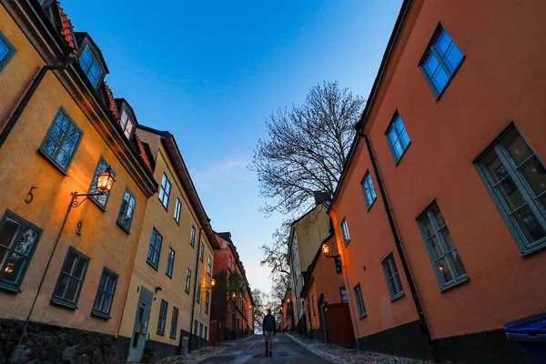 Stockholm Man Går Den Pittoreska Kullerstensgatan Yttersta Tvargrand Södermalm — Stockfoto