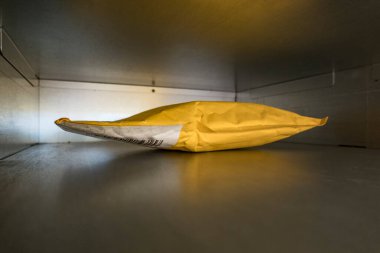 SMS pin kodu ile açılan paketleri almak için bir self-servis kabini.