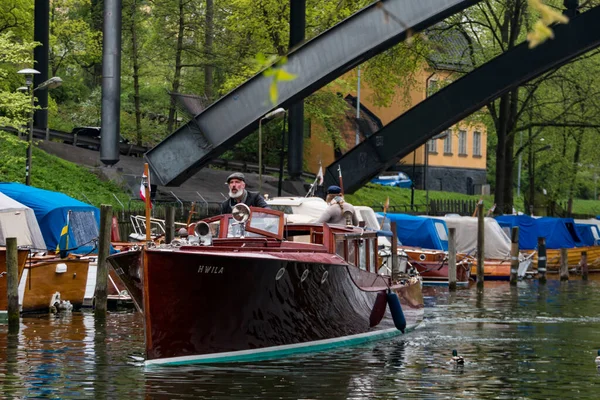 Stockholm Man Manövrerar Klassisk Träbåt Palsundet Kanal Södermalm — Stockfoto