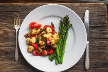 Pesto ve aspargus soslu och gnocchi.