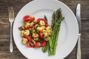 Pesto ve aspargus soslu och gnocchi.