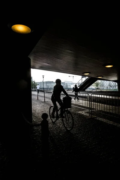 Стокгольм Швеция Велосипедист Пешеходном Туннеле — стоковое фото