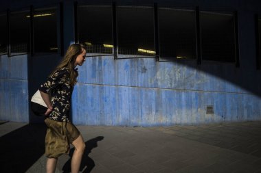 Stockholm, İsveçli yayalar Lindhagensgatan 'da sıcak batan güneşte yürüyorlar.