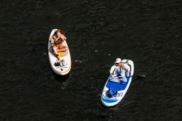 Stockholm Sweden Two Young Women Sit Paddleboards Paddles Explore City — Stock Photo, Image