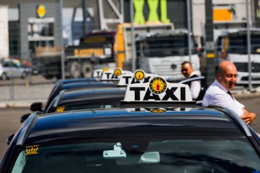 Stockholm, İsveç Stockholm Havaalanı 'nda yolcu bekleyen taksi ve şoförler..