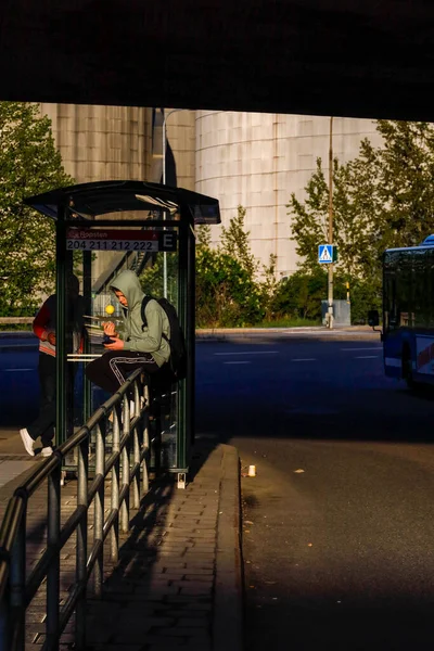 Stockholm Švédsko Odpoledním Světle Čeká Autobus Ropstenu Mladý Muž — Stock fotografie