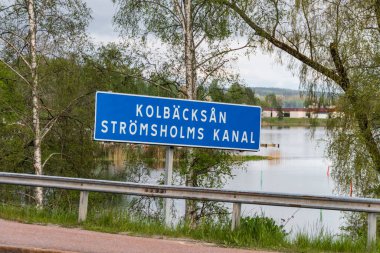 Daha Hızlı, İsveç Stromshoms Kanalı için bir yol tabelası.