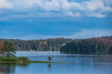 Daha hızlı, İsveç Stromsholm Kanalı ve Göl manzarası.