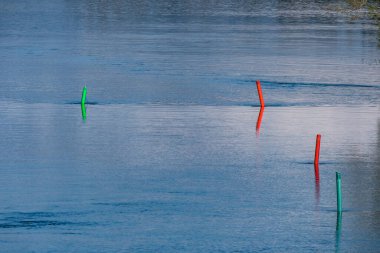 Stromsholms kanalında daha hızlı, İsveç Kırmızı ve yeşil navigasyon işaretleri.