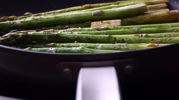 季節のアスパラガスをオリーブオイルでフライパンで炒める — ストック動画