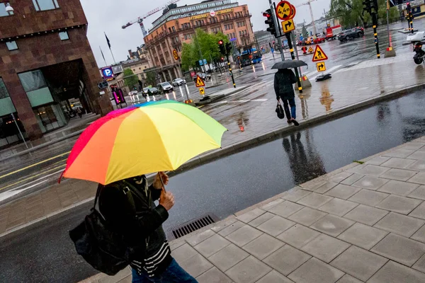 Stockholm Svédország Egy Gyalogos Sétál Esernyővel Esőben — Stock Fotó