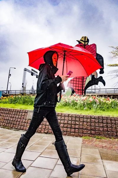 Stoccolma Svezia Passeggiate Pedonali Sotto Pioggia Con Ombrellone — Foto Stock