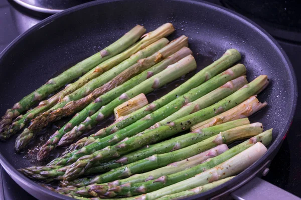 Faire Frire Les Asperges Saisonnières Dans Une Poêle Avec Huile — Photo