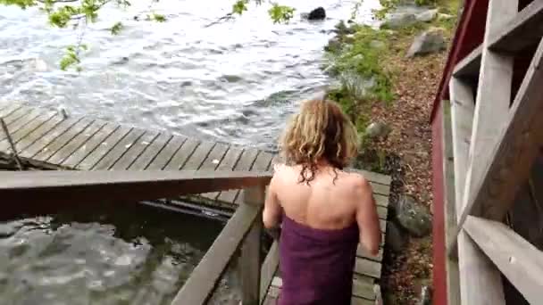 Stockholm Švédsko Žena Kráčí Molu Ručníku Aby Zaplavala — Stock video