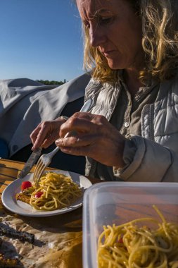 Stockholm, İsveç Spagetti, ızgara sebze ve bir kadınla Baot 'ta piknik yemeği..