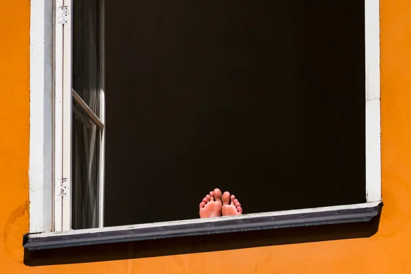 Stockholm Schweden Füße Auf Der Fensterbank Der Sonne Viertel Sodermalm — Stockfoto