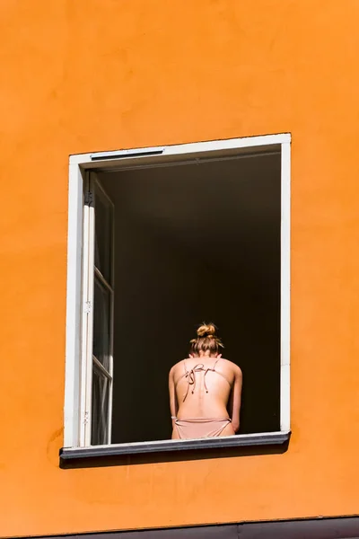 Stockholm Suède Une Jeune Femme Bronzant Fenêtre Sur Sodermalm — Photo