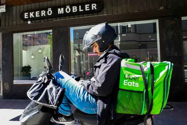 Stoccolma Svezia Autista Scooter Uber Eats Prende Una Pausa — Foto Stock