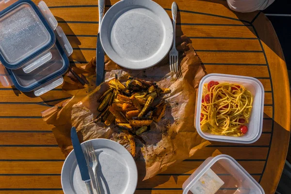 Estocolmo Suecia Una Cena Picnic Baot Con Pasta Espagueti Verduras —  Fotos de Stock