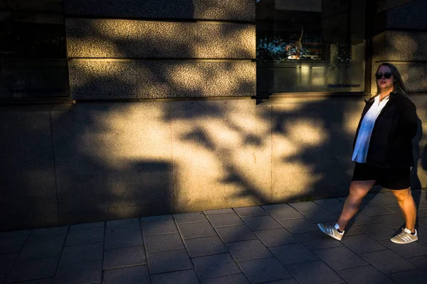 Stoccolma Svezia Una Donna Che Cammina Sul Kungstradgardsgatan — Foto Stock