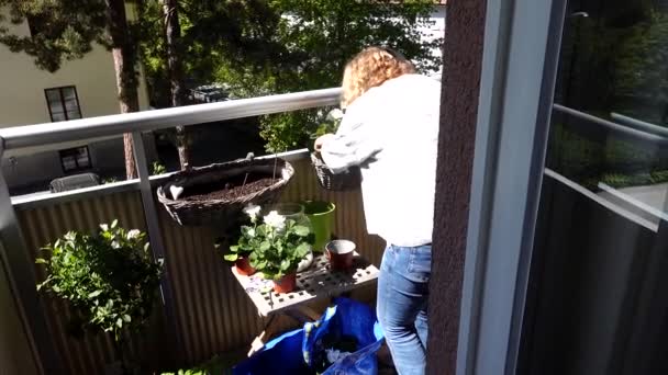 Estocolmo Suecia Una Mujer Tiende Sus Plantas Balcón Primavera — Vídeos de Stock
