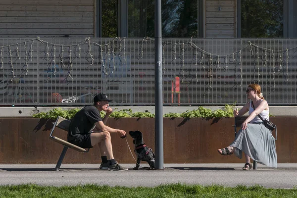 Estocolmo Suécia Homem Senta Bairro Norra Djurgardstaden Banco Inclinado — Fotografia de Stock