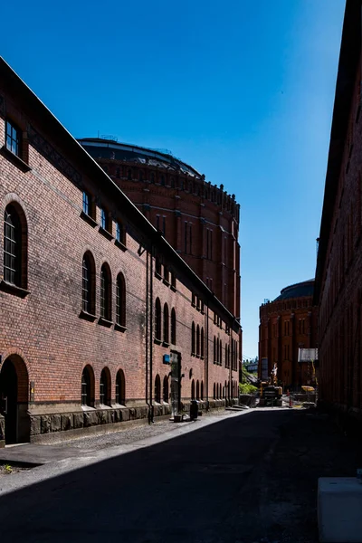 Estocolmo Suecia Una Persona Caminando Antiguo Complejo Industrial Barrio Norra —  Fotos de Stock