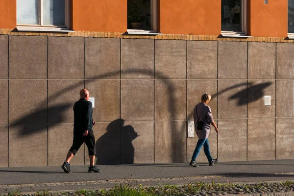 Estocolmo Suecia Gente Caminando Por Hagerstensvagen Aspudden Atardecer — Foto de Stock