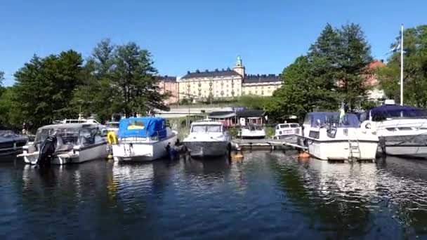 Estocolmo Suecia Vista Largo Del Canal Karlsberg Día Soleado — Vídeos de Stock