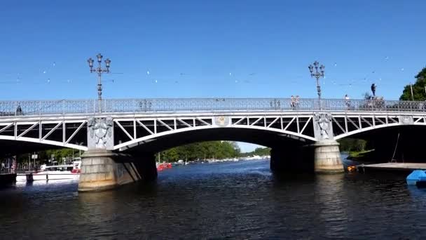 Estocolmo Suecia Barco Desliza Bajo Puente Djurgarden — Vídeo de stock