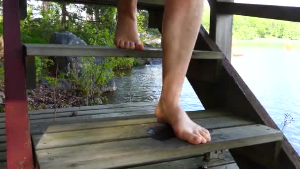 Estocolmo Suecia Una Mujer Sube Escaleras Madera Después Bañarse Lago — Vídeos de Stock