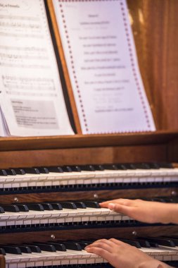 Stockholm, İsveç 'te bir kız öğrenci Hagersten' deki Uppenbarelse Kilisesi 'nde organ konseri veriyor..