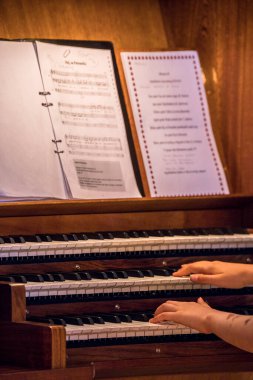 Stockholm, İsveç 'te bir kız öğrenci Hagersten' deki Uppenbarelse Kilisesi 'nde organ konseri veriyor..