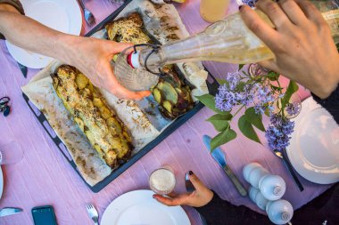 Stockholm, İsveç 'te fırında patates rulosu ve içeceklerden oluşan bir açık hava yemeği..