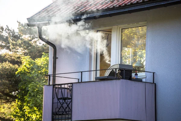 Stockholm, İsveç Barbekü dumanı bir apartmanın balkonundan yükseliyor.