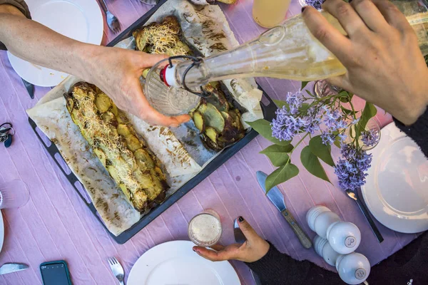 瑞典斯德哥尔摩 户外晚餐 由烤在烤箱里的土豆卷和饮料组成 — 图库照片