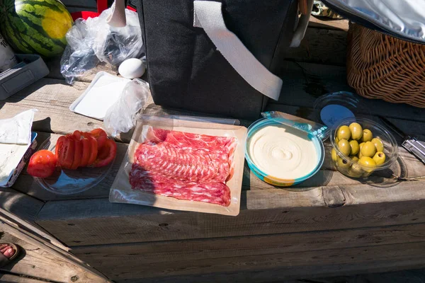 Stockholm Schweden Ein Picknick Mit Salami Und Hummus Mit Oliven — Stockfoto