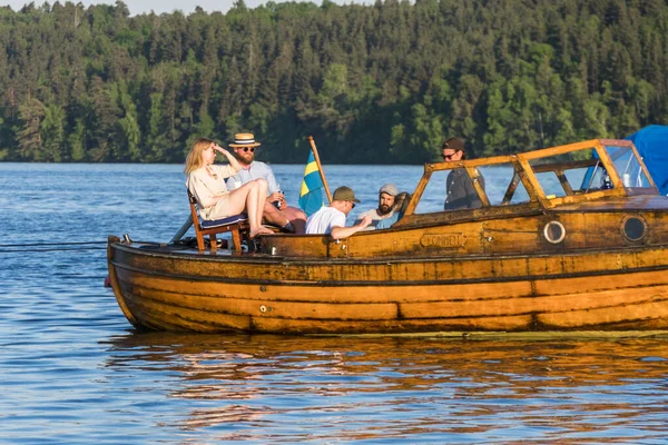 Estocolmo Suecia Personas Sentadas Cubierta Popa Barco Madera Anclado Lago — Foto de Stock