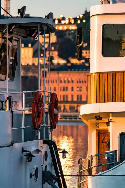 Estocolmo Suecia Una Vista Sodermalm Través Barcos Ferry Amanecer — Foto de Stock