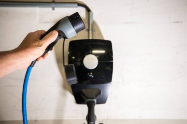 Bir konut garajındaki elektrik şarj istasyonu..