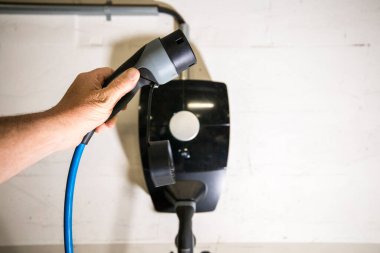 Bir konut garajındaki elektrik şarj istasyonu..