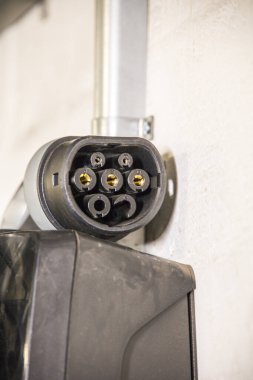 Yerleşim yerindeki bir garajda elektrik prizi..