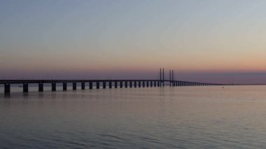 Malmö, İsveç Öresund Köprüsü Gün batımında