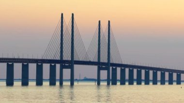 Malmö, İsveç Öresund Köprüsü Gün batımında