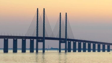 Malmö, İsveç Öresund Köprüsü Gün batımında