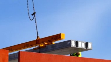 Malmö, İsveç şehir merkezindeki bir inşaat işçisi vinçteki beton levhayla ilgileniyor.. 