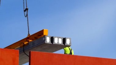 Malmö, İsveç şehir merkezindeki bir inşaat işçisi vinçteki beton levhayla ilgileniyor.. 