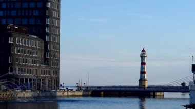 Malm, İsveç Şafakta şehir merkezinde bir köprünün yanında bir deniz feneri. 