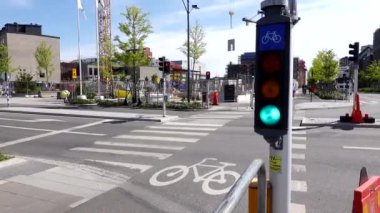 Malm, İsveç Trafik ışığı olan bir yaya geçidi ve bisiklet yolu. 